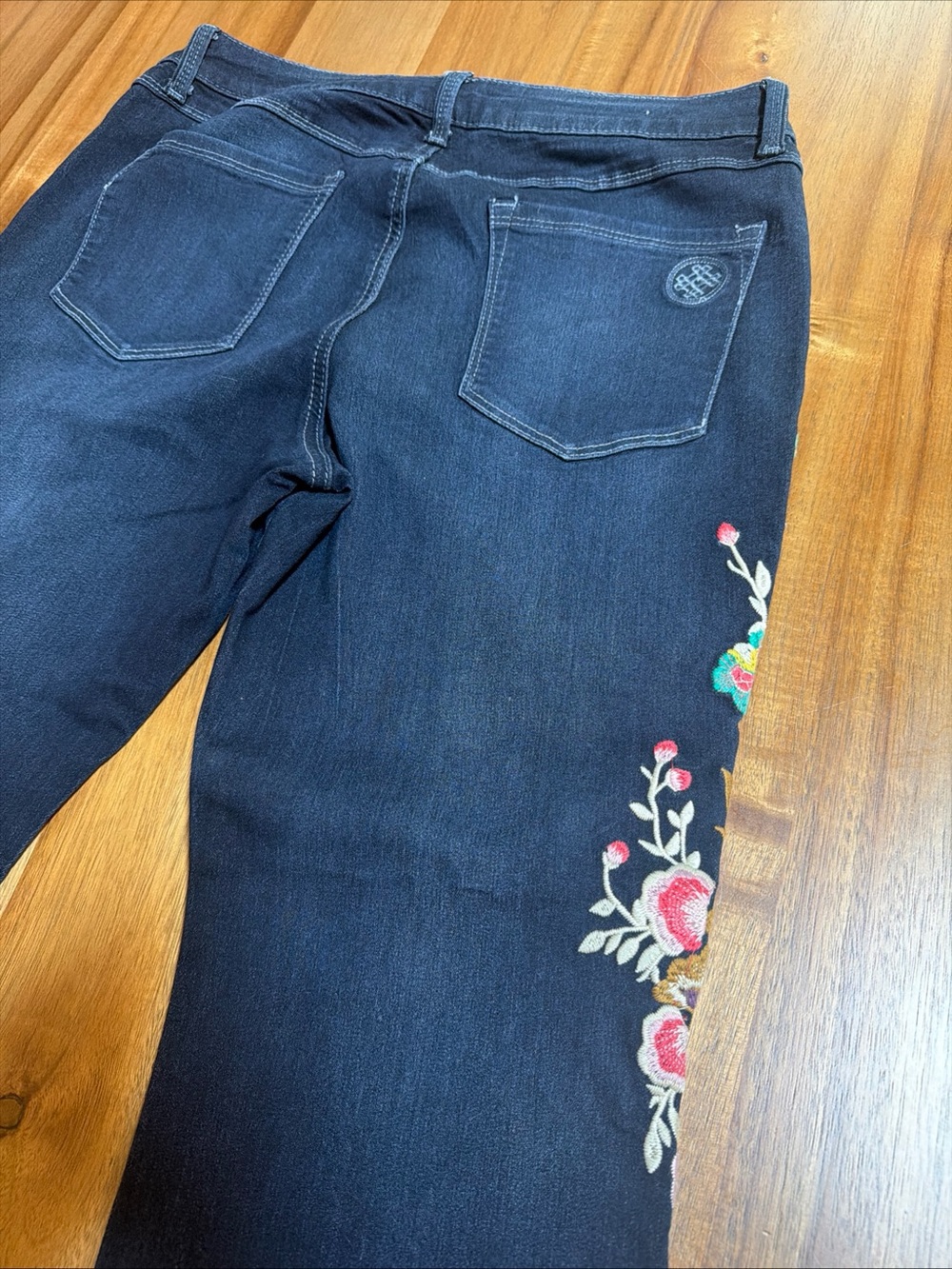 Laurie Felt Womens Floral Embroidered Bootcut Cropped Jeans size 32 - Picture 7 of 11